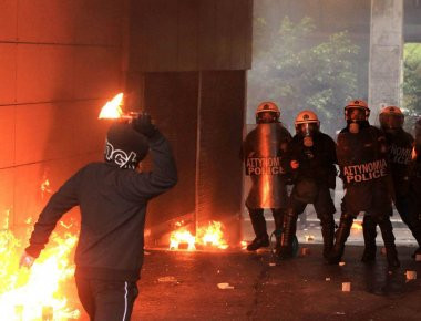 Νέες επιθέσεις με βόμβες μολότοφ και πέτρες σε διμοιρία των ΜΑΤ στα Εξάρχεια